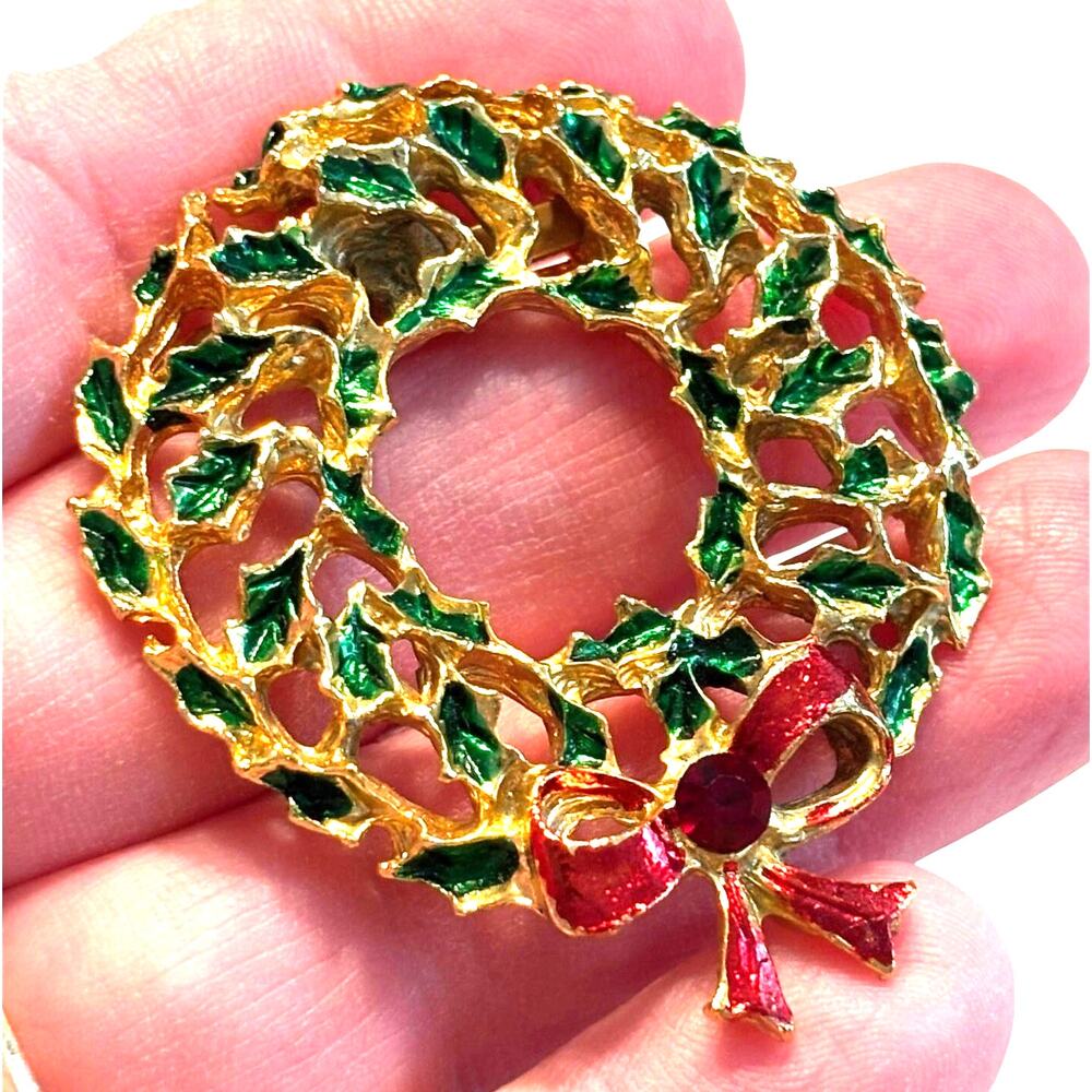 Vintage Goldtone Christmas wreath-shaped brooch festive holiday novelty pin